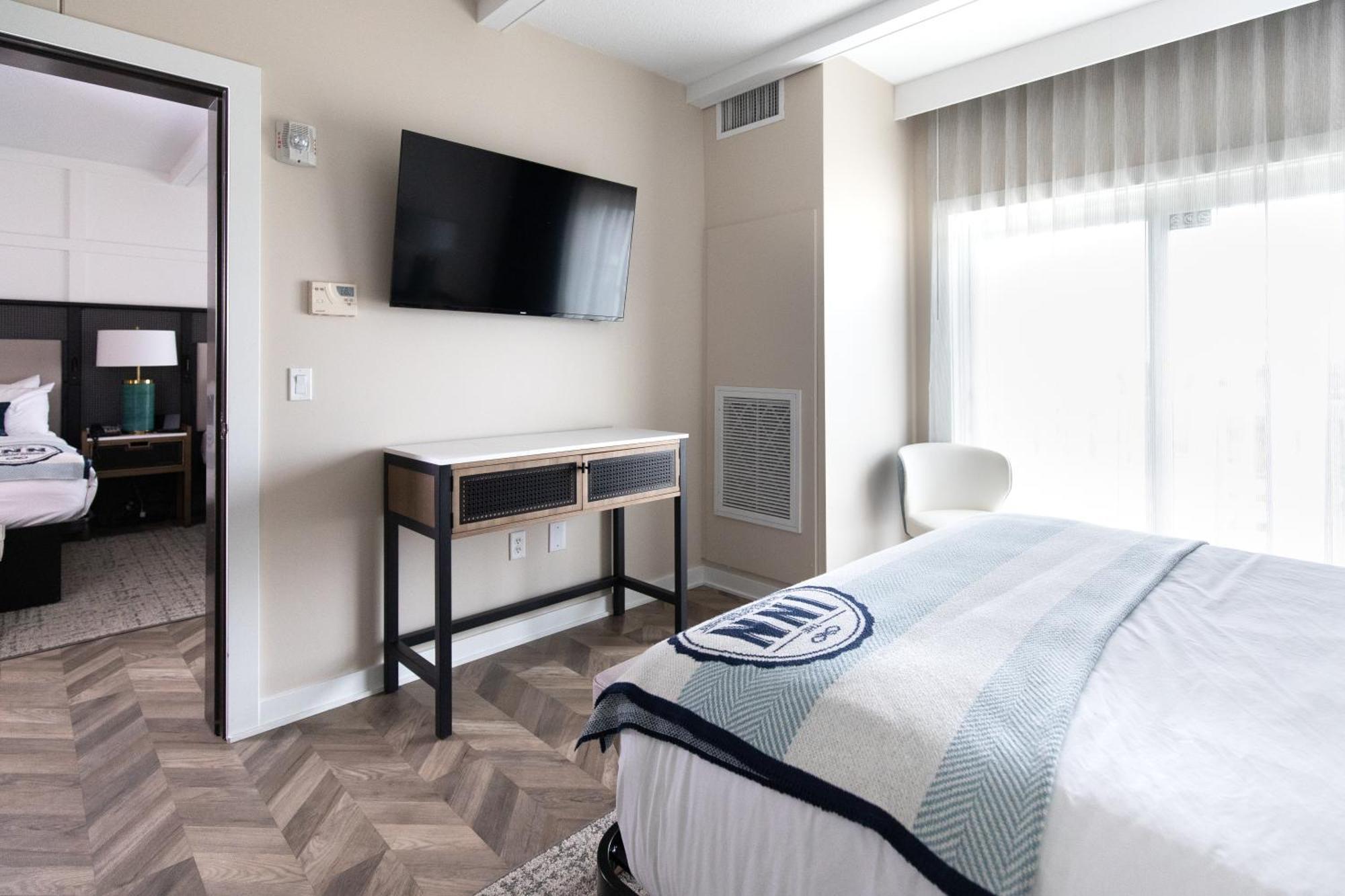 The At Harbor Shores 4*